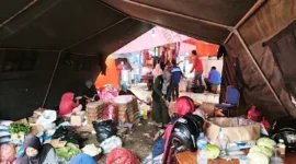 Dinas Sosial Kabupaten Solok mengoperasikan dapur umum banjir solok untuk memenuhi kebutuhan makanan warga terdampak bencana.(poto: fajarsumbar.com).