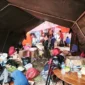 Dinas Sosial Kabupaten Solok mengoperasikan dapur umum banjir solok untuk memenuhi kebutuhan makanan warga terdampak bencana.(poto: fajarsumbar.com).