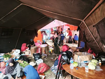 Dinas Sosial Kabupaten Solok mengoperasikan dapur umum banjir solok untuk memenuhi kebutuhan makanan warga terdampak bencana.(poto: fajarsumbar.com).