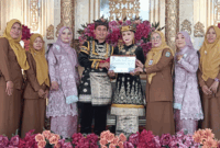 Nurul dan Fares terima kado besti dari Discukcapil Kota Sungai Penuh. (Dok. Meri)