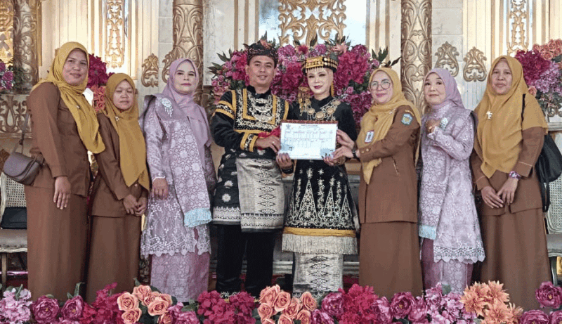 Nurul dan Fares terima kado besti dari Discukcapil Kota Sungai Penuh. (Dok. Meri)