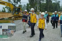 Gubernur Sumatera Barat Mahyeldi Ansharullah meninjau langsung progres pembangunan Flyover Sitinjau Lauik pada Kamis (17/9/2026).(poto: padangkita.com).