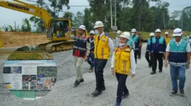 Gubernur Sumatera Barat Mahyeldi Ansharullah meninjau langsung progres pembangunan Flyover Sitinjau Lauik pada Kamis (17/9/2026).(poto: padangkita.com).