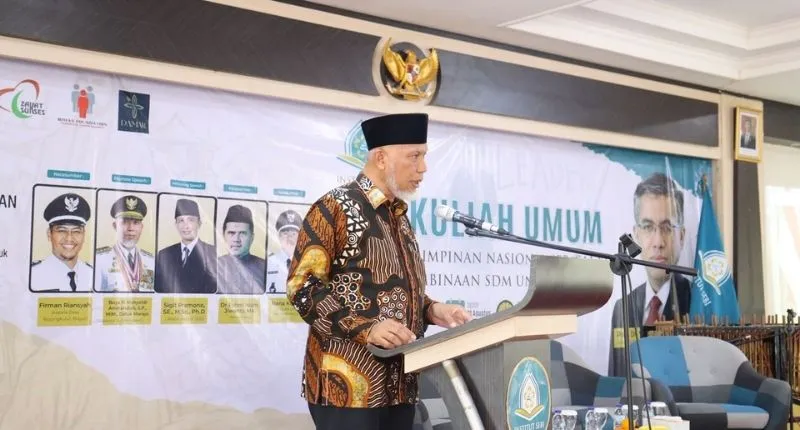 Gubernur Sumbar Mahyeldi Ansharullah saat menjadi keynote speaker pada Kuliah Umum di Institute SEBI, Depok, Jawa Barat, Senin (31/8/2026).(poto: padangkita.com).