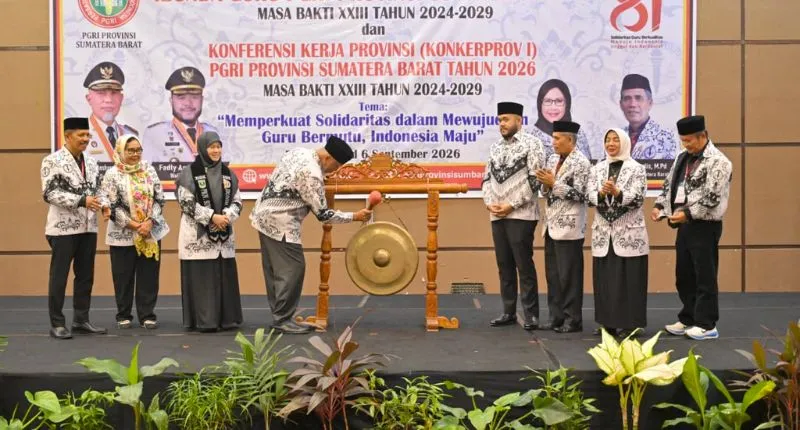 Pengukuhan Ibunda Guru PGRI Provinsi Sumatera Barat masa bakti XXIII 2024-2029 dan Konferensi Kerja Provinsi (Konkerprov) I PGRI Sumbar 2026 di Hotel Truntum Padang, Jumat (4/9/2026) malam.(poto: padangkita.com).