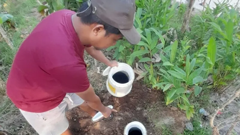 Abu Hanif Devila, Kecamatan Koto Tangah, Kota Padang menciptakan inovasi Solar Biodigester.(poto: padangkita.com).