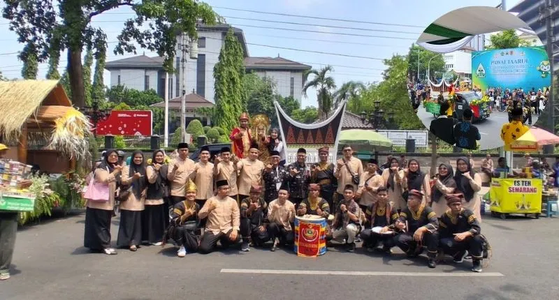 Khafilah Sumatera Barat MTQ meramaikan Pawai Ta’aruf Musabaqah Tilawatil Qur’an XXXI Nasional di Kota Semarang, Jawa Tengah.(poto: padangkita.com).