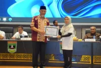 Gubernur Sumatera Barat Mahyeldi Ansharullah menyerahkan penghargaan SAKIP Predikat A kepada sejumlah perangkat daerah di lingkungan Pemprov Sumbar pada Minggu, 27 September 2026.(poto: padangkita.com).