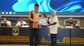 Gubernur Sumatera Barat Mahyeldi Ansharullah menyerahkan penghargaan SAKIP Predikat A kepada sejumlah perangkat daerah di lingkungan Pemprov Sumbar pada Minggu, 27 September 2026.(poto: padangkita.com).