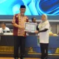 Gubernur Sumatera Barat Mahyeldi Ansharullah menyerahkan penghargaan SAKIP Predikat A kepada sejumlah perangkat daerah di lingkungan Pemprov Sumbar pada Minggu, 27 September 2026.(poto: padangkita.com).