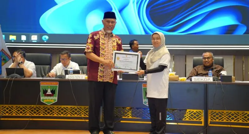 Gubernur Sumatera Barat Mahyeldi Ansharullah menyerahkan penghargaan SAKIP Predikat A kepada sejumlah perangkat daerah di lingkungan Pemprov Sumbar pada Minggu, 27 September 2026.(poto: padangkita.com).