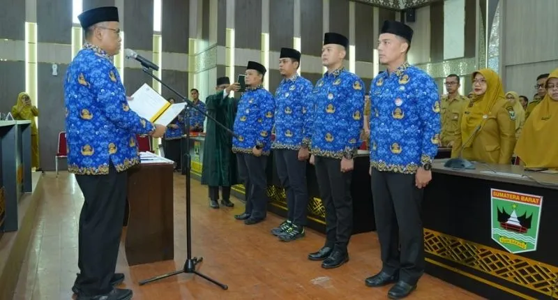 Sekretaris Daerah Provinsi Sumatera Barat Arry Yuswandi memimpin pelantikan pejabat pemprov sumbar untuk empat posisi administrator eselon III di Padang, Selasa (1/9/2026).(poto: padangkita.com).