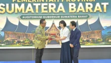 Kepala Biro Pemerintahan dan Otonomi Daerah Setdaprov Sumbar, Ezeddin Zain dan Pemerintah Provinsi Jeonbuk dalam acara gala dinner di Auditorium Istana Gubernur Sumbar, Jumat (18/9/2026).(poto: padangkita.com).