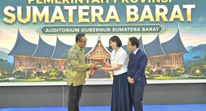 Kepala Biro Pemerintahan dan Otonomi Daerah Setdaprov Sumbar, Ezeddin Zain dan Pemerintah Provinsi Jeonbuk dalam acara gala dinner di Auditorium Istana Gubernur Sumbar, Jumat (18/9/2026).(poto: padangkita.com).