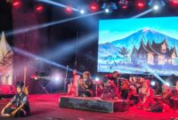 Kesenian tradisional Minangkabau memukau ratusan penonton yang memadati Taman Budaya Sumatera Barat pada Senin malam.(poto: radarsumbar.com).