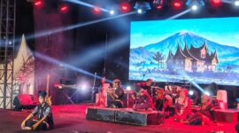 Kesenian tradisional Minangkabau memukau ratusan penonton yang memadati Taman Budaya Sumatera Barat pada Senin malam.(poto: radarsumbar.com).