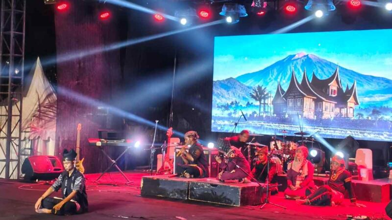 Kesenian tradisional Minangkabau memukau ratusan penonton yang memadati Taman Budaya Sumatera Barat pada Senin malam.(poto: radarsumbar.com).