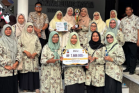 Rombongan kader TP-PKK Kelurahan Olo bersama Camat Padang Barat Diko Riva Utama mengabadikan momen suka cita usai menerima penghargaan di pelataran Istana Bung Hatta, Bukittinggi.(poto: padangkita.com).