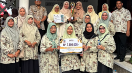 Rombongan kader TP-PKK Kelurahan Olo bersama Camat Padang Barat Diko Riva Utama mengabadikan momen suka cita usai menerima penghargaan di pelataran Istana Bung Hatta, Bukittinggi.(poto: padangkita.com).