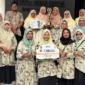 Rombongan kader TP-PKK Kelurahan Olo bersama Camat Padang Barat Diko Riva Utama mengabadikan momen suka cita usai menerima penghargaan di pelataran Istana Bung Hatta, Bukittinggi.(poto: padangkita.com).