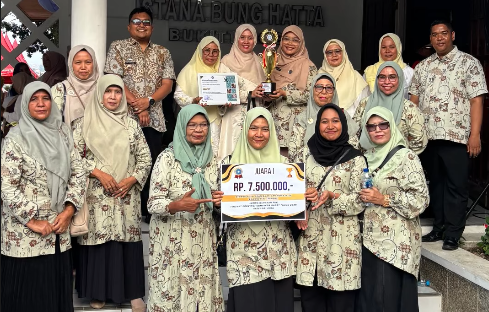 Rombongan kader TP-PKK Kelurahan Olo bersama Camat Padang Barat Diko Riva Utama mengabadikan momen suka cita usai menerima penghargaan di pelataran Istana Bung Hatta, Bukittinggi.(poto: padangkita.com).