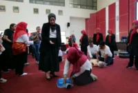 TP PKK Padang dan PERKI Sumbar menggelar pelatihan Bantuan Hidup Dasar massal untuk membekali warga pertolongan pertama henti jantung.(poto: padangkita.com).