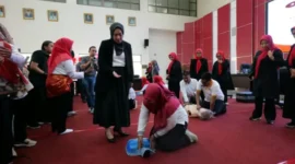 TP PKK Padang dan PERKI Sumbar menggelar pelatihan Bantuan Hidup Dasar massal untuk membekali warga pertolongan pertama henti jantung.(poto: padangkita.com).