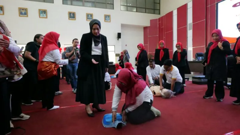 TP PKK Padang dan PERKI Sumbar menggelar pelatihan Bantuan Hidup Dasar massal untuk membekali warga pertolongan pertama henti jantung.(poto: padangkita.com).