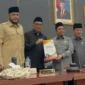 Rapat paripurna DPRD Padang menyepakati penyampaian pendapat akhir fraksi terhadap KUA-PPAS Tahun Anggaran 2027 di Gedung DPRD Padang, Senin (31/8/2026).(poto: padangkita.com).