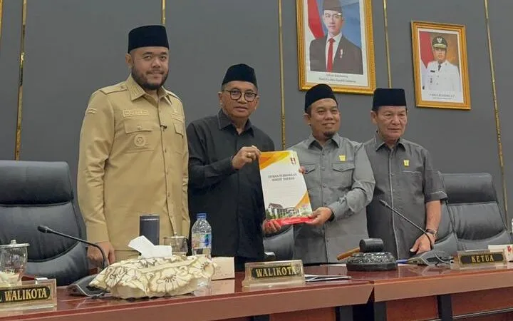 Rapat paripurna DPRD Padang menyepakati penyampaian pendapat akhir fraksi terhadap KUA-PPAS Tahun Anggaran 2027 di Gedung DPRD Padang, Senin (31/8/2026).(poto: padangkita.com).