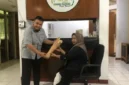 bantuan kaki palsu melalui program kesehatan dan biaya kemanusiaan yang disalurkan Unit Pengumpul Zakat Badan Amil Zakat Nasional (UPZ BAZNAS) Semen Padang.(poto: padangkita.com).