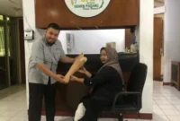 bantuan kaki palsu melalui program kesehatan dan biaya kemanusiaan yang disalurkan Unit Pengumpul Zakat Badan Amil Zakat Nasional (UPZ BAZNAS) Semen Padang.(poto: padangkita.com).
