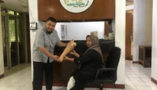 bantuan kaki palsu melalui program kesehatan dan biaya kemanusiaan yang disalurkan Unit Pengumpul Zakat Badan Amil Zakat Nasional (UPZ BAZNAS) Semen Padang.(poto: padangkita.com).