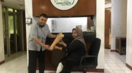 bantuan kaki palsu melalui program kesehatan dan biaya kemanusiaan yang disalurkan Unit Pengumpul Zakat Badan Amil Zakat Nasional (UPZ BAZNAS) Semen Padang.(poto: padangkita.com).