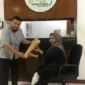 bantuan kaki palsu melalui program kesehatan dan biaya kemanusiaan yang disalurkan Unit Pengumpul Zakat Badan Amil Zakat Nasional (UPZ BAZNAS) Semen Padang.(poto: padangkita.com).