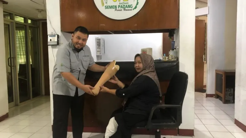 bantuan kaki palsu melalui program kesehatan dan biaya kemanusiaan yang disalurkan Unit Pengumpul Zakat Badan Amil Zakat Nasional (UPZ BAZNAS) Semen Padang.(poto: padangkita.com).