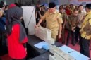 Gubernur Sumatera Barat Mahyeldi Ansharullah menyambangi stan pameran Semen Padang Bata Interlock atau SEPABLOCK pada Festival Literasi Sumbar 2026, Selasa (8/9/2026).(poto: padangkita.com).
