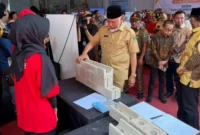 Gubernur Sumatera Barat Mahyeldi Ansharullah menyambangi stan pameran Semen Padang Bata Interlock atau SEPABLOCK pada Festival Literasi Sumbar 2026, Selasa (8/9/2026).(poto: padangkita.com).