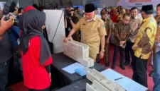 Gubernur Sumatera Barat Mahyeldi Ansharullah menyambangi stan pameran Semen Padang Bata Interlock atau SEPABLOCK pada Festival Literasi Sumbar 2026, Selasa (8/9/2026).(poto: padangkita.com).