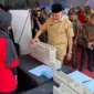 Gubernur Sumatera Barat Mahyeldi Ansharullah menyambangi stan pameran Semen Padang Bata Interlock atau SEPABLOCK pada Festival Literasi Sumbar 2026, Selasa (8/9/2026).(poto: padangkita.com).