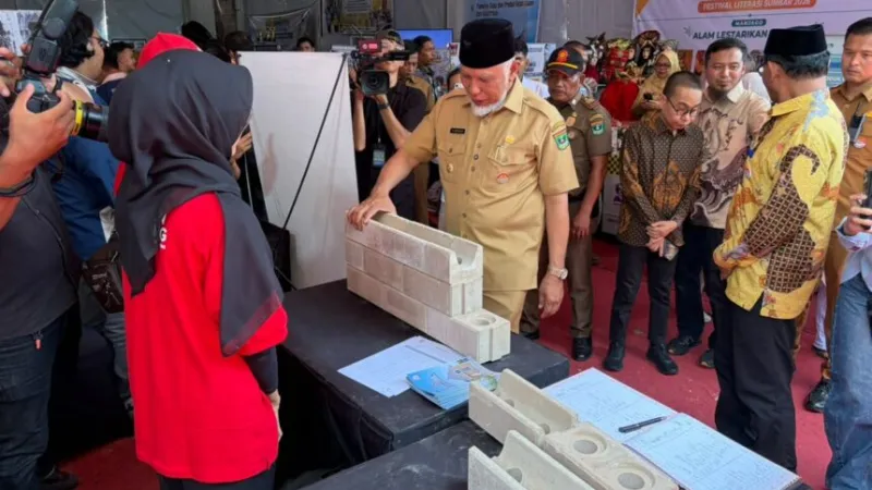 Gubernur Sumatera Barat Mahyeldi Ansharullah menyambangi stan pameran Semen Padang Bata Interlock atau SEPABLOCK pada Festival Literasi Sumbar 2026, Selasa (8/9/2026).(poto: padangkita.com).