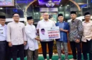 Wakil Ketua Komisi VI DPR RI Andre Rosiade menyerahkan bantuan masjid Raudhatul Ulum sebesar Rp50 juta di Kelurahan Parak Gadang Timur, Kecamatan Padang Timur, Kota Padang, Rabu (9/9/2026).(poto: radarsumbar.com).