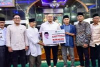 Wakil Ketua Komisi VI DPR RI Andre Rosiade menyerahkan bantuan masjid Raudhatul Ulum sebesar Rp50 juta di Kelurahan Parak Gadang Timur, Kecamatan Padang Timur, Kota Padang, Rabu (9/9/2026).(poto: radarsumbar.com).