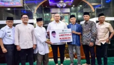 Wakil Ketua Komisi VI DPR RI Andre Rosiade menyerahkan bantuan masjid Raudhatul Ulum sebesar Rp50 juta di Kelurahan Parak Gadang Timur, Kecamatan Padang Timur, Kota Padang, Rabu (9/9/2026).(poto: radarsumbar.com).