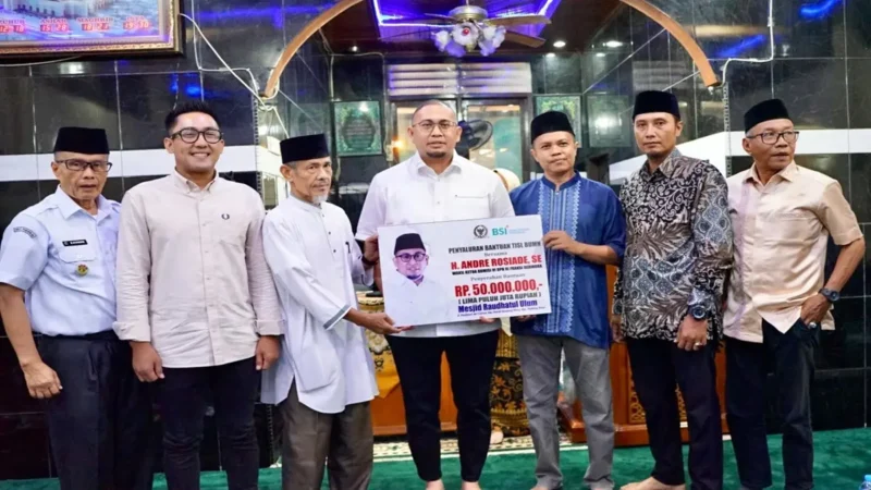 Wakil Ketua Komisi VI DPR RI Andre Rosiade menyerahkan bantuan masjid Raudhatul Ulum sebesar Rp50 juta di Kelurahan Parak Gadang Timur, Kecamatan Padang Timur, Kota Padang, Rabu (9/9/2026).(poto: radarsumbar.com).