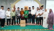 Ketua Umum DPD Gebu Minang Jawa Barat Mulya Datuak Rajo Intan menyerahkan bantuan itu langsung kepada Fadly Amran.(poto: padangkita.com).