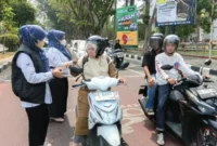BPBD Kota Padang bergandengan tangan dengan Bank Nagari membagikan 5.000 masker gratis kepada para pengguna jalan pada Selasa (15/9/2026).(poto: padangkita.com).