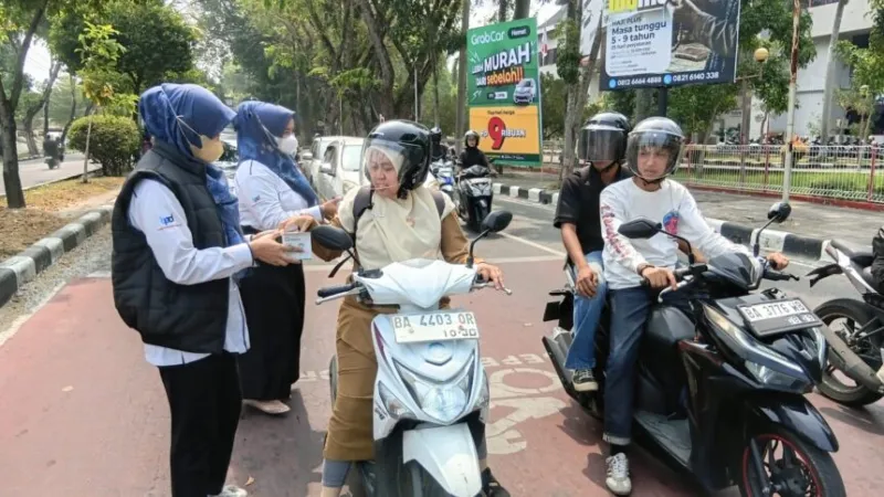 BPBD Kota Padang bergandengan tangan dengan Bank Nagari membagikan 5.000 masker gratis kepada para pengguna jalan pada Selasa (15/9/2026).(poto: padangkita.com).