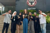 Seorang perempuan muda asal Belanda bernama Marlou Geraedts mendatangi kawasan PT Semen Padang pada Senin (14/9/2026).(poto: padangkita.com).