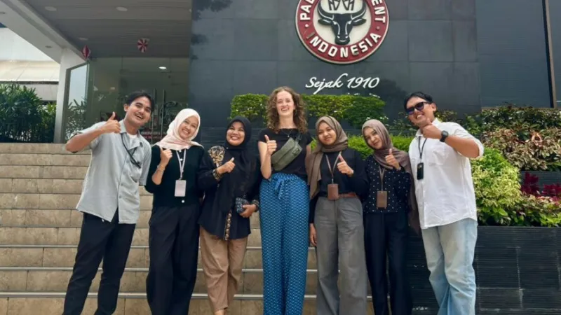 Seorang perempuan muda asal Belanda bernama Marlou Geraedts mendatangi kawasan PT Semen Padang pada Senin (14/9/2026).(poto: padangkita.com).